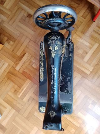 Maquina de coser decorativa vintage marca Singer