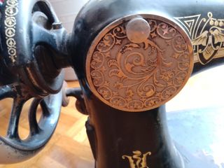 Maquina de coser decorativa vintage marca Singer