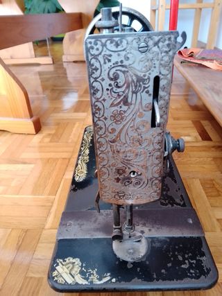 Maquina de coser decorativa vintage marca Singer