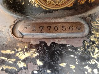 Maquina de coser decorativa vintage marca Singer