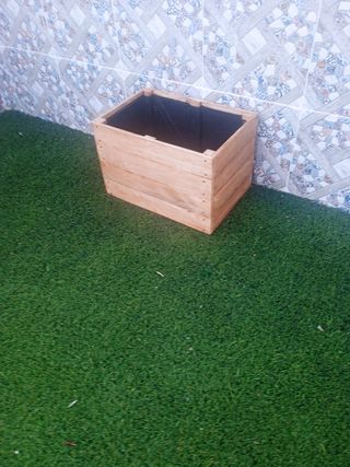 Jardinera para exterior de madera.