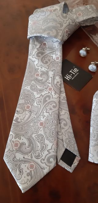 Corbata, pañuelo y gemelos para ceremoni