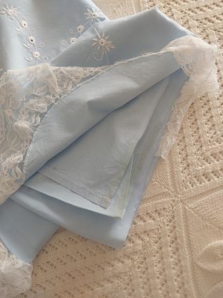 Sabana antigua bordada
