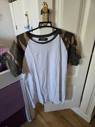 Camiseta blanca con mangas militares