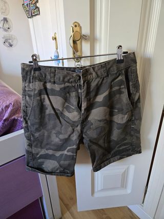 Pantalón corto estampado militar