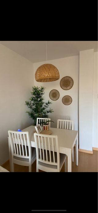 Mesa de comedor extensible y 4 sillas