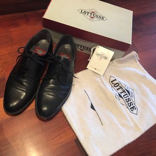 Zapatos negros de piel con cordones