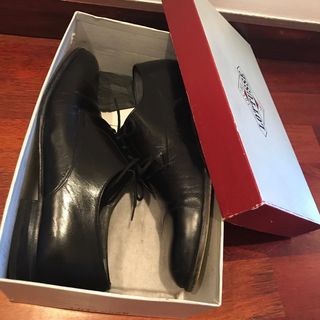 Zapatos negros de piel con cordones