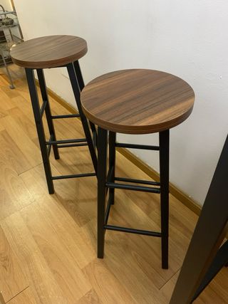 Mesa alta y dos taburetes