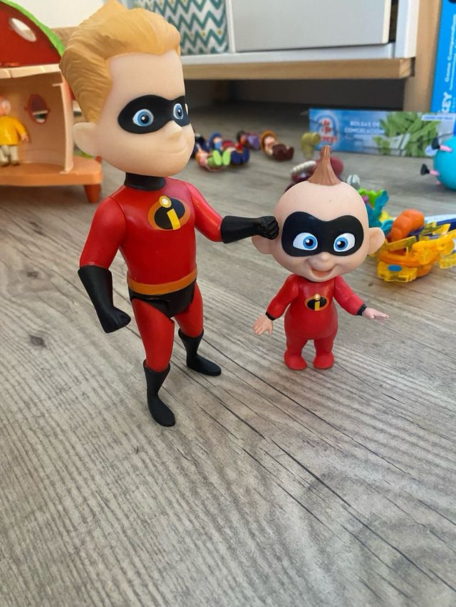 Dos personajes de los increibles