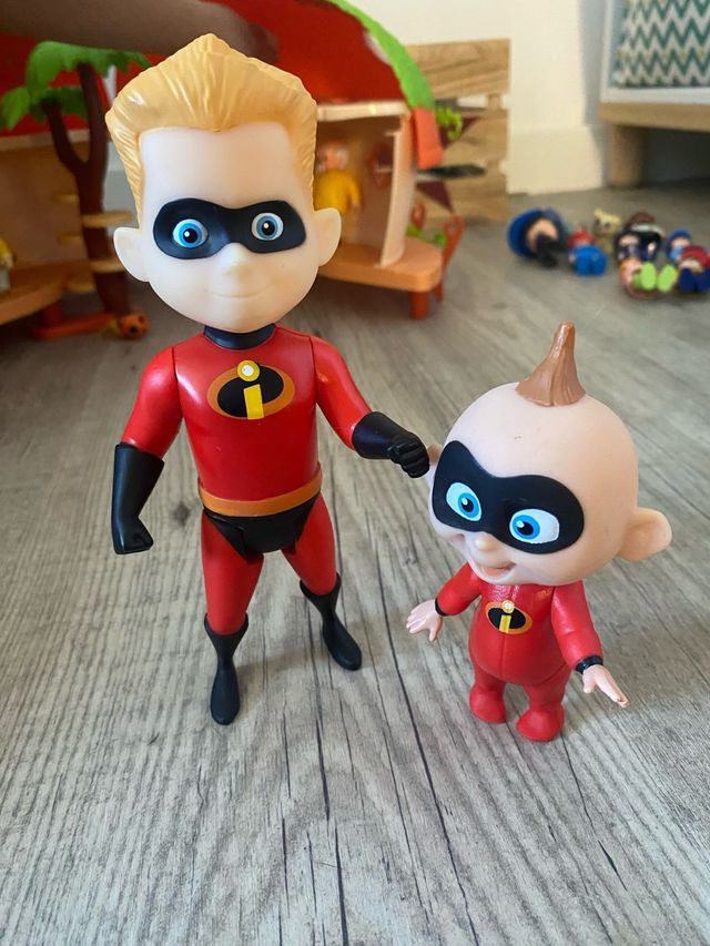 Dos personajes de los increibles
