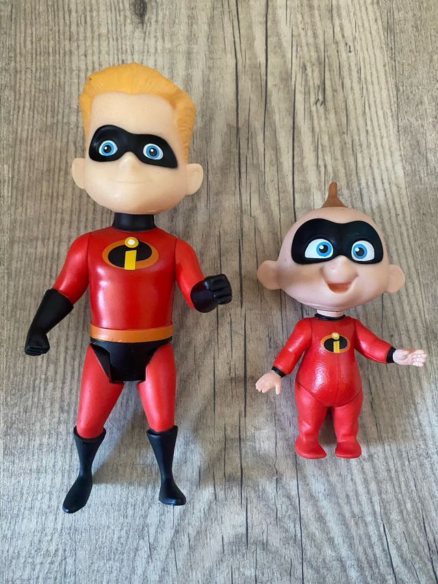 Dos personajes de los increibles