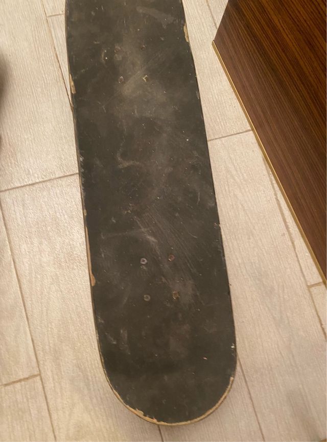 Skateboard nero in legno