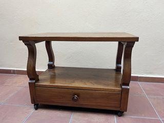 Mesa de TV rústica de roble con ruedas