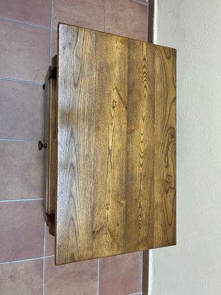 Mesa de TV rústica de roble con ruedas