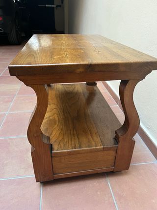 Mesa de TV rústica de roble con ruedas