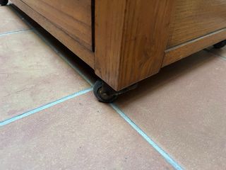 Mesa de TV rústica de roble con ruedas