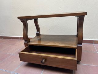 Mesa de TV rústica de roble con ruedas