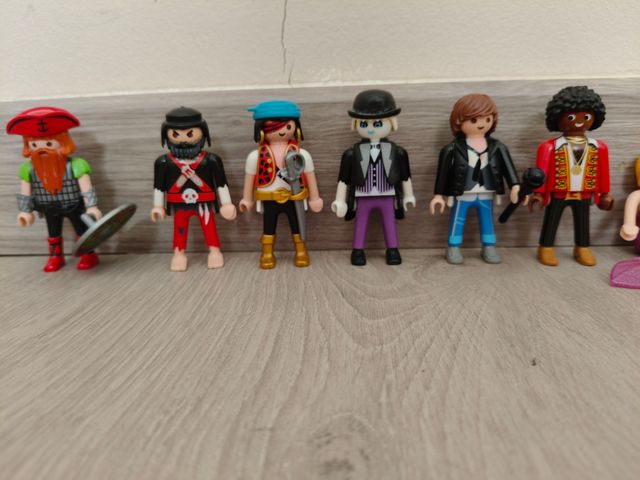 Muñecos Playmobil 4€ unidad o 40€ el lote