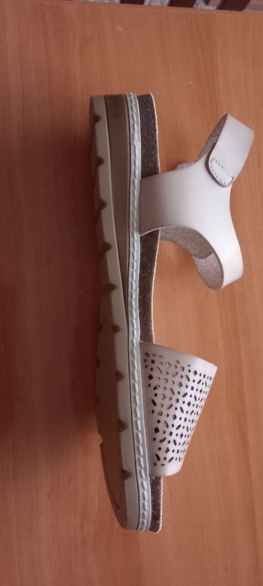 Sandalia piel vegana marca Refresh