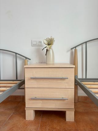 Conjunto para habitación dos camas y una mesita