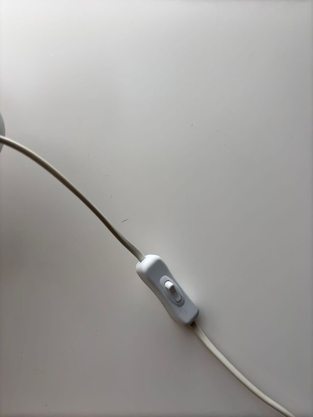 Espejo circular con luz de pared plata.