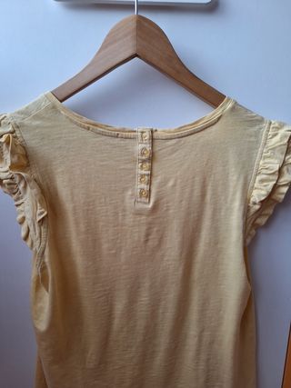 Camiseta sin mangas volantes