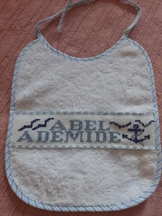 Baberos de punto de cruz.