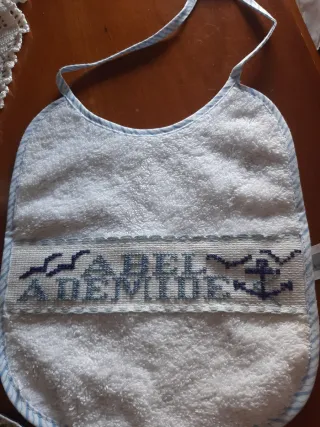 Baberos de punto de cruz.