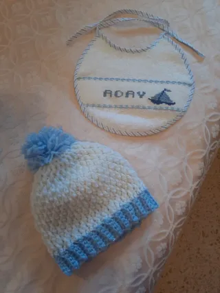 Baberos de punto de cruz.