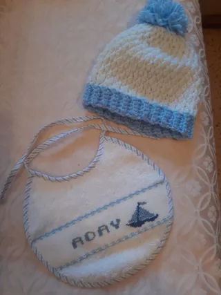 Baberos de punto de cruz.