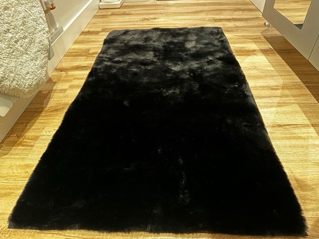 Alfombras de pelo negro preciosas