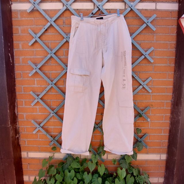 Pantalon beige claro talla L pull and bear