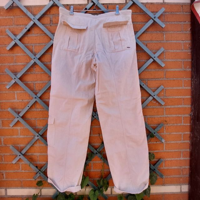 Pantalon beige claro talla L pull and bear