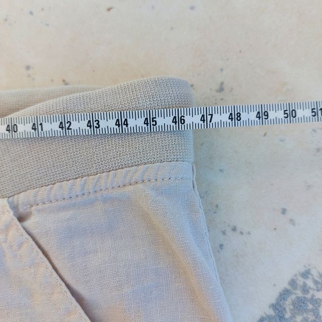 Pantalon beige claro talla L pull and bear