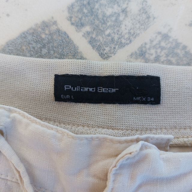 Pantalon beige claro talla L pull and bear