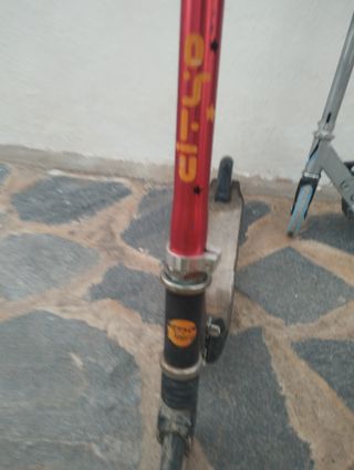 Dos monopatínes de hierro.