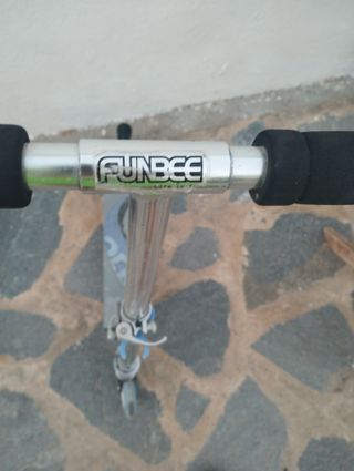 Dos monopatínes de hierro.