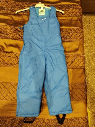 Mono, chaqueta y botas para la nieve