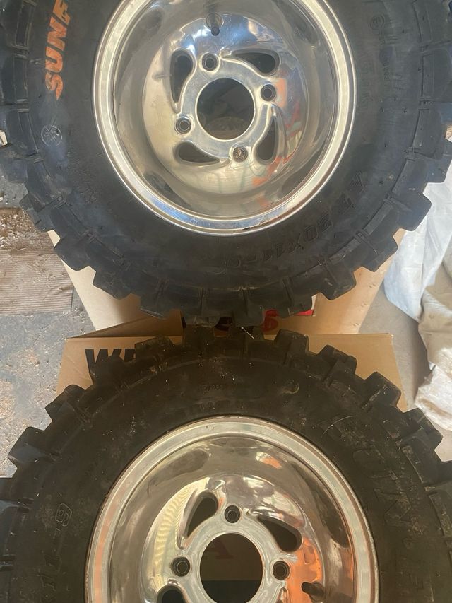 Llantas con neumaticos Suzuki LTZ