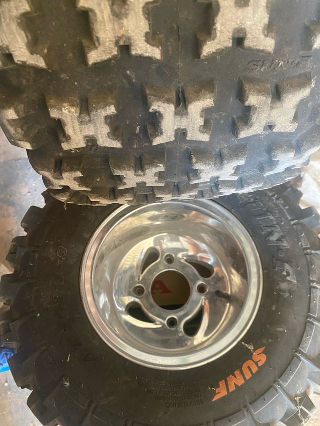 Llantas con neumaticos Suzuki LTZ