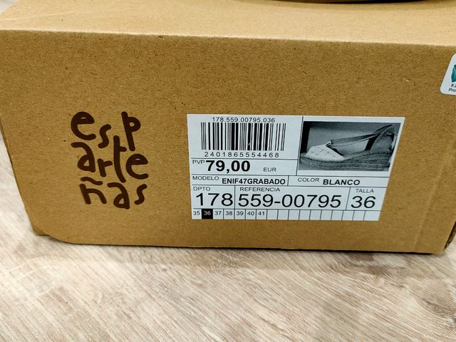 Alpargatas blancas atadas al talón 