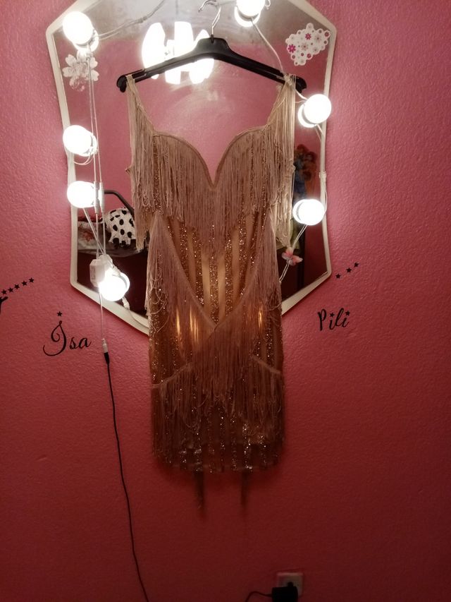 Vestido entallado lentejuelas y flecos