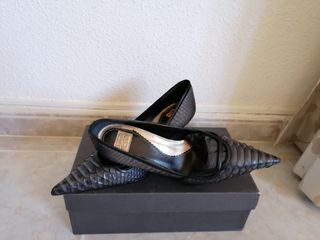 Juego de zapatos y bolso de piel 