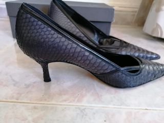 Juego de zapatos y bolso de piel 