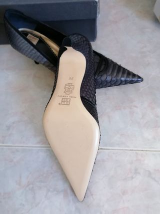 Juego de zapatos y bolso de piel 