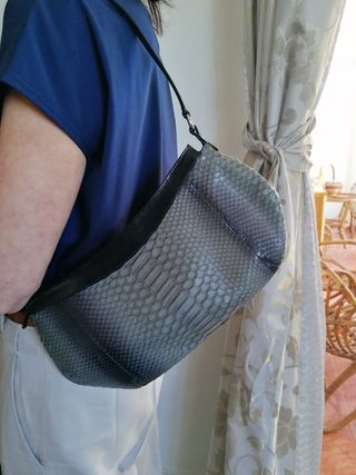 Juego de zapatos y bolso de piel 