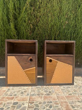 Mesita de noche artesanal con detalles en cobre