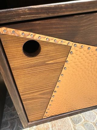 Mesita de noche artesanal con detalles en cobre