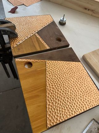 Mesita de noche artesanal con detalles en cobre